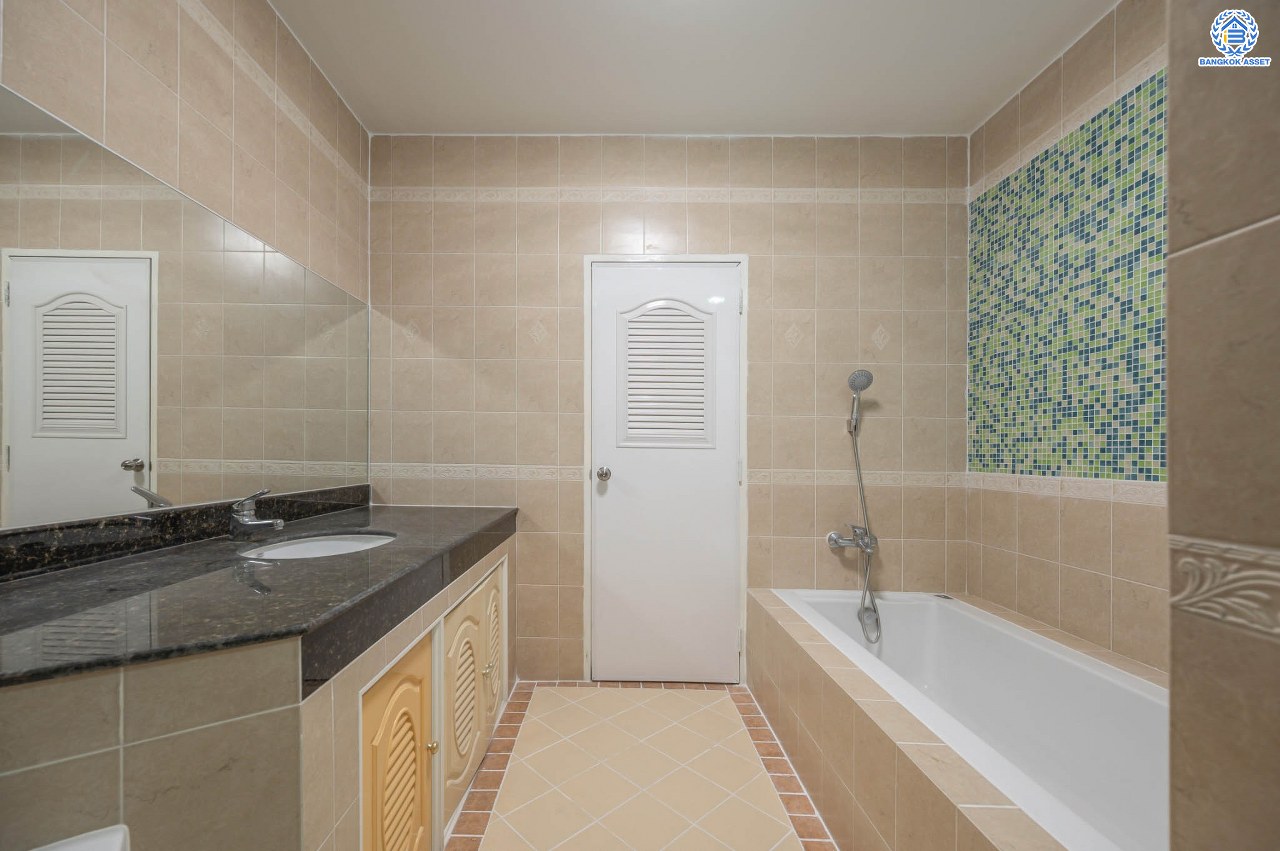 บ้านเดี่ยวมือสอง โครงการ เดอะวอเตอร์เฮ้าส์ กาญจนาฯ-บางบอน รองรับทุกความสุข เนื้อที่ 117.1 ตร.ว. ฟังก์ชัน 5 ห้องนอน 4 ห้องน้ำ 1 ห้องอเนกประสงค์ 1 ห้องแม่บ้าน จอดรถได้ 1 คัน บนทำเลใกล้รถไฟฟ้าสายสีน้ำเงิน "สถานีหลัก2" และจุดขึ้นทางด่วน "พระราม2" และ The Mall บางแค